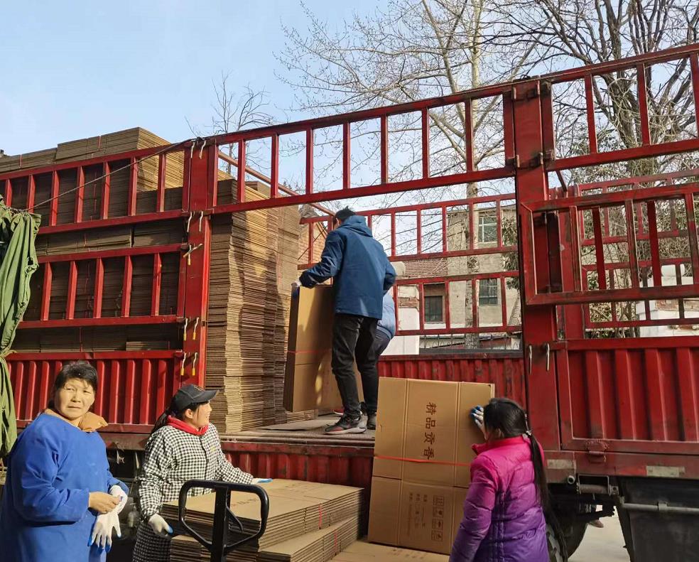 甲盾紙(zhi)箱送貨現(xiàn)場